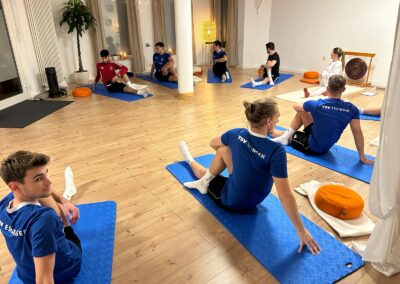 Fußballspieler der 1. Mannschaft des TSV Essingen machen Yogaübungen zur Stärkung und Flexibilität