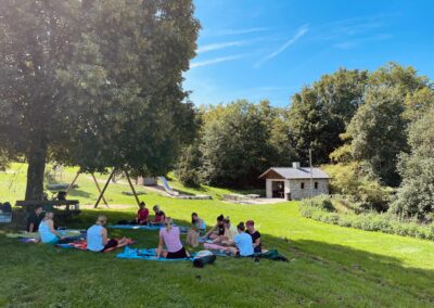 Grillhütte im Grünen, Picknick, Yoga in der Natur